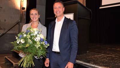 Mit Applaus nominiert werden im Salzhaus Yvonne Buchwalder-Keller und Reto Wettstein. (Bild: Michael Hunziker)