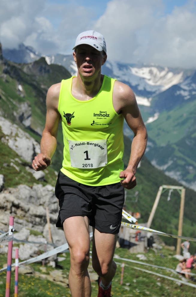Bilder, die es schon lange nicht mehr gab: Der Tageszweite Manfred Jauch im Ziel des Haldi-Berglaufs 2018.