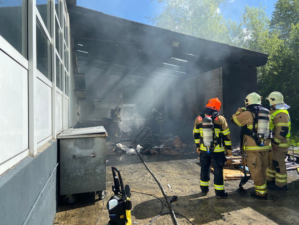 Siglistorf AG, 25. Mai: Ein Brand in einer Halle eines Logistikbetrieb hat grossen Schaden angerichtet.