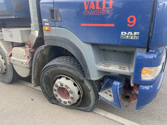 Auch der Lastwagen wurde beim Unfall beschädigt.