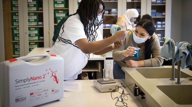 Zwei Schülerinnen der Oberstufe Centrum beim Experimentieren mit den Nano-Versuchen aus dem Koffer. (Bild: Ralph Ribi (27. Mai 2021))