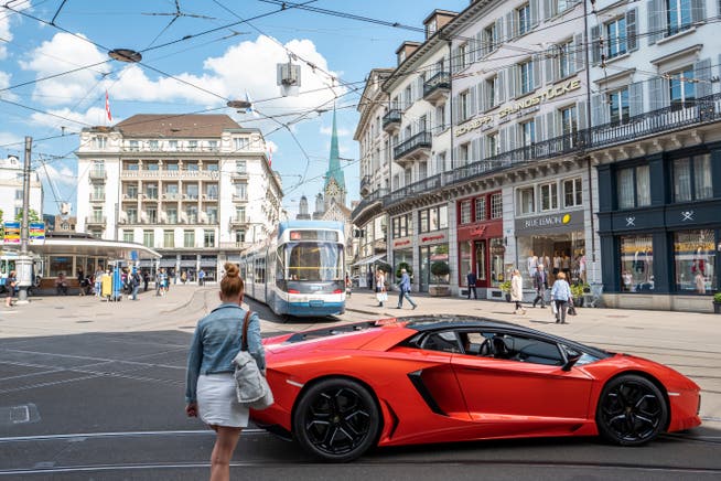 Ein Lamborghini am Zürcher Paradeplatz.