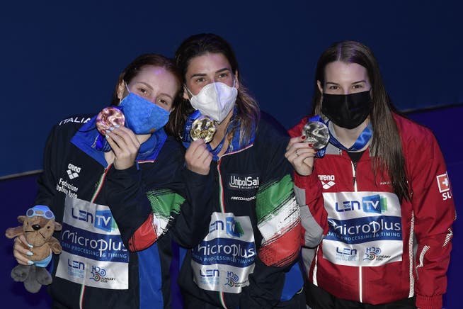 Michelle Heimberg (rechts) posiert mit ihrer EM-Silbermedaille. Lediglich die Italienerin Elena Bertocchi stand der Aargauerin vom 1-Meter-Brett vor der Sonne.