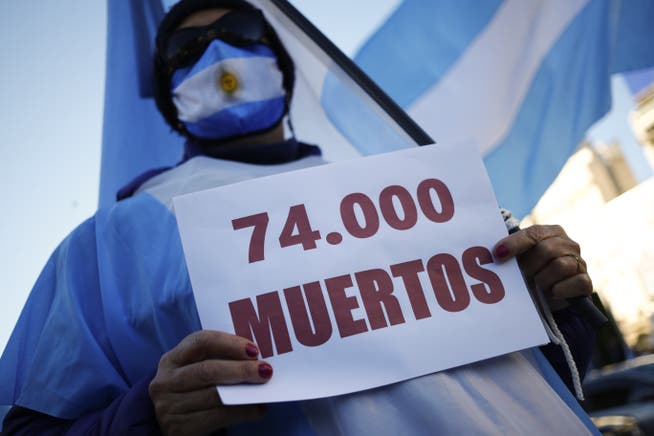 «74'000 Tote»: In Buenos Aires gehen Menschen gegen die argentinische Regierung auf die Strasse. Das Land ist zum neuen Coronahotspot in Lateinamerika geworden.