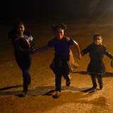 Drei Kinder im Grenzort Roma, Texas: Sie überquerten die Grenze in die USA, jetzt befinden sie sich in einer Auffangzone der Grenzwächter. Die Zahl der unbegleiteten Jugendlichen steigt rasant. (Foto: Gregory Bull / AP)