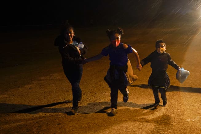 Drei Kinder im Grenzort Roma, Texas: Sie überquerten die Grenze in die USA, jetzt befinden sie sich in einer Auffangzone der Grenzwächter. Die Zahl der unbegleiteten Jugendlichen steigt rasant.