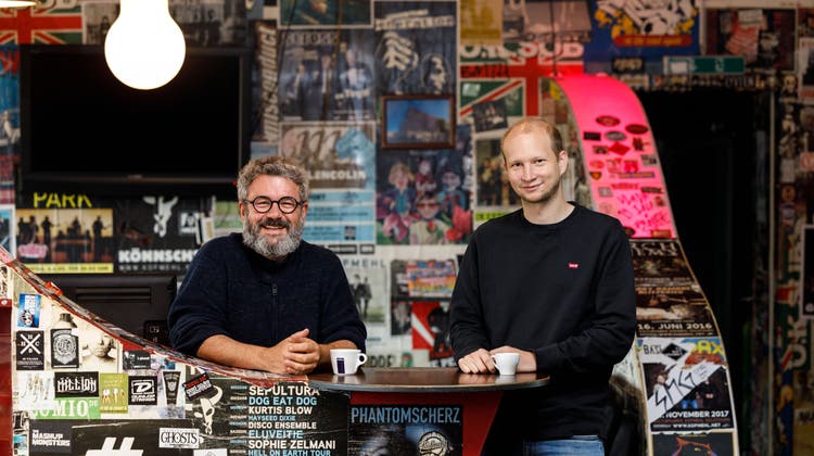 Pipo Kofmehl (links) und Stefan Wigger machen die Kulturfabrik für die nächste Saison startklar. (Hanspeter Bärtschi)