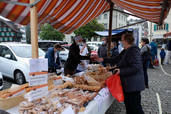 Lehrlinge verschiedener Bäckereien verkaufen am Stanser Wochenmarkt ihre selber hergestellten Backwaren.