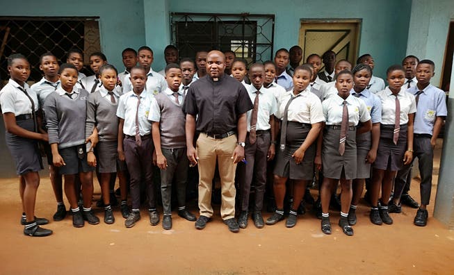Pfarreiadministrator Augustine Asogwa aus Sarmenstorf gemeinsam mit Schülern in Nigeria.