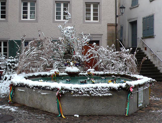 In Laufenburg zeigten sich die Osterbrunnen zuweilen in einem winterlichen Gewand.