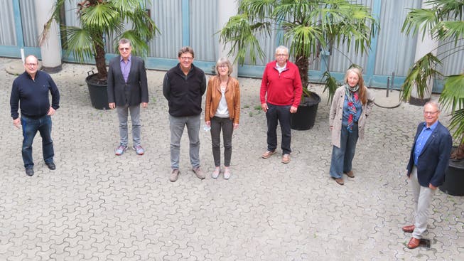 Die Spitze des Vereins St.Leonhard im Innenhof des Chappelehofs (von links): Verwalter Andy Bächer, Präsident Paul Huwiler, die zukünftigen Wirtsleute Fritz Züger und Franziska Meyer, Vizepräsident Dieter Hafen, Monika Küng und Kurt Notter (beide Ressort Gastronomie).