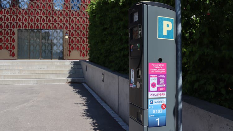 Mit Münz oder Handy bezahlen: Neu können Unterengstringerinnen und Unterengstringer auch digitale Parkbewilligungen und Parktickets lösen – hier im Bild der Parkplatz beim Gemeindehaus. (Lydia Lippuner)