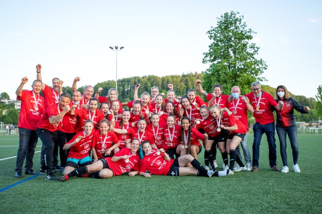 Ausgelassene Freude: Spielerinnen und Staff der Red Boots Aarau präsentierten Stolz die Medaillen für den NLB-Titel.