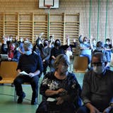 Mit Masken und Abstand: Die Basadingen-Schlattinger Gemeindeversammlung vom vergangenen Freitagabend. ((Bild: Thomas Güntert))