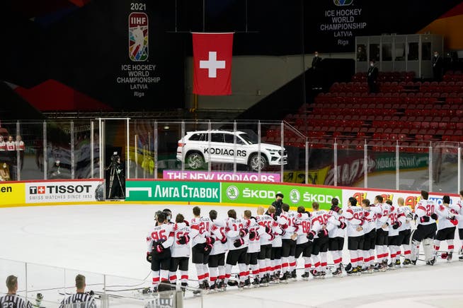 Die Schweizer bei der Hymne nach dem 6:0-Sieg gegen Weissrussland.