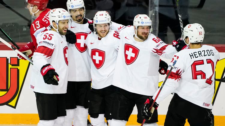 Die Schweizer Eishockeyaner jubeln nach dem Tor durch Christoph Bertschy. (Freshfocus)