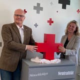 Der bisherige Präsident Marc Geissbühler übergibt der neuen Präsidentin Kathrin Prätz offiziell die Geschicke vom Roten Kreuz Unterwalden. (Bild: PD)