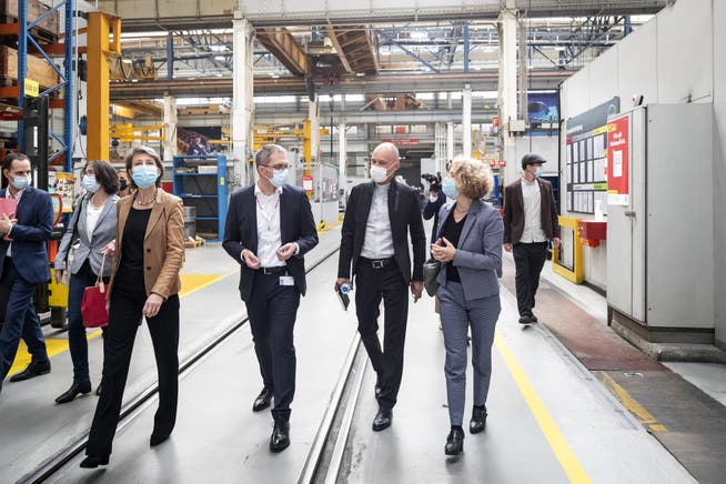 In den Zürcher MAN-Werkhallen: Sommaruga mit Patrik Meli (Direktor MAN Energy Solutions), Erfinder Betrand Piccard und der Zürcher Stadtpräsidentin Corinne Mauch.