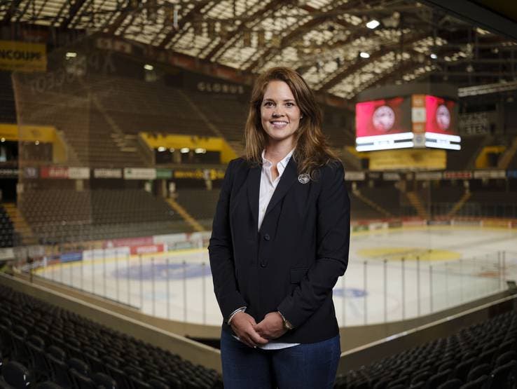 2020 hörte sie als als Eishockey-Expertin beim SRF auf und wechselte zum SC Bern: Florence Schelling.