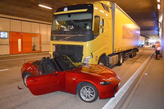 Der Lastwagen schob das Cabriolet im Kirchenwaldtunnel mehrere Meter vor sich her.