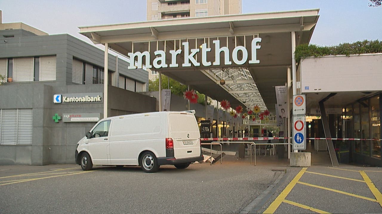 Ereignet hat sich die Sprengung beim Einkaufszentrum Markthof im Zentrum von Nussbaumen AG.