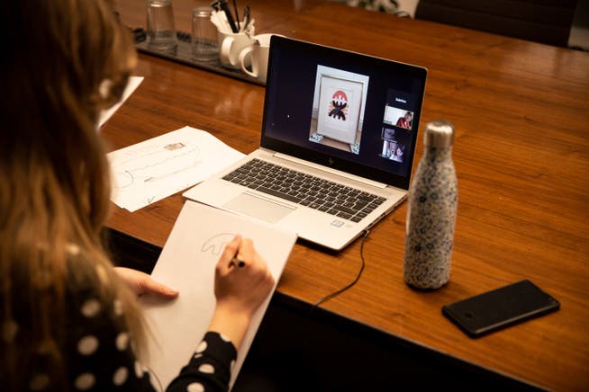 Der Online-Zeichenworkshop vom Kunstverein St. Gallen findet via Zoom, mit vielen anderen Laienkünstlerinnen und -Künstlern statt.