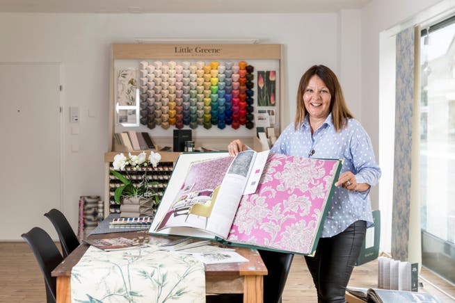 Mit floralen Mustern einen Akzent setzen: Silvia Pfenninger unterstützt die Kundschaft bei Heimwerker-Projekten mit kreativen Ideen.