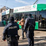 Polizisten sollen auch in den Trams unterwegs sein, fordern die BVB. (Symbolbild: Nicole Nars-Zimmer)