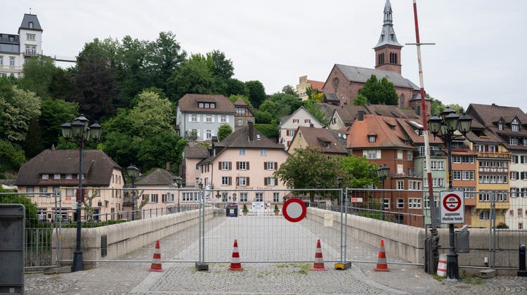 Die alte Brücke zwischen den beiden Laufenburg wurde im Zuge der Grenzschliessung abgesperrt. (13. Mai 2020) (Alex Spichale)