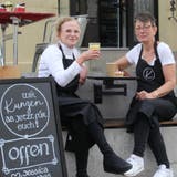 Mercedes Siegfried Hoenle (links) und Jessica Siewert in ihrem neu eröffneten Café in Unterwindisch. (Janine Walthert)