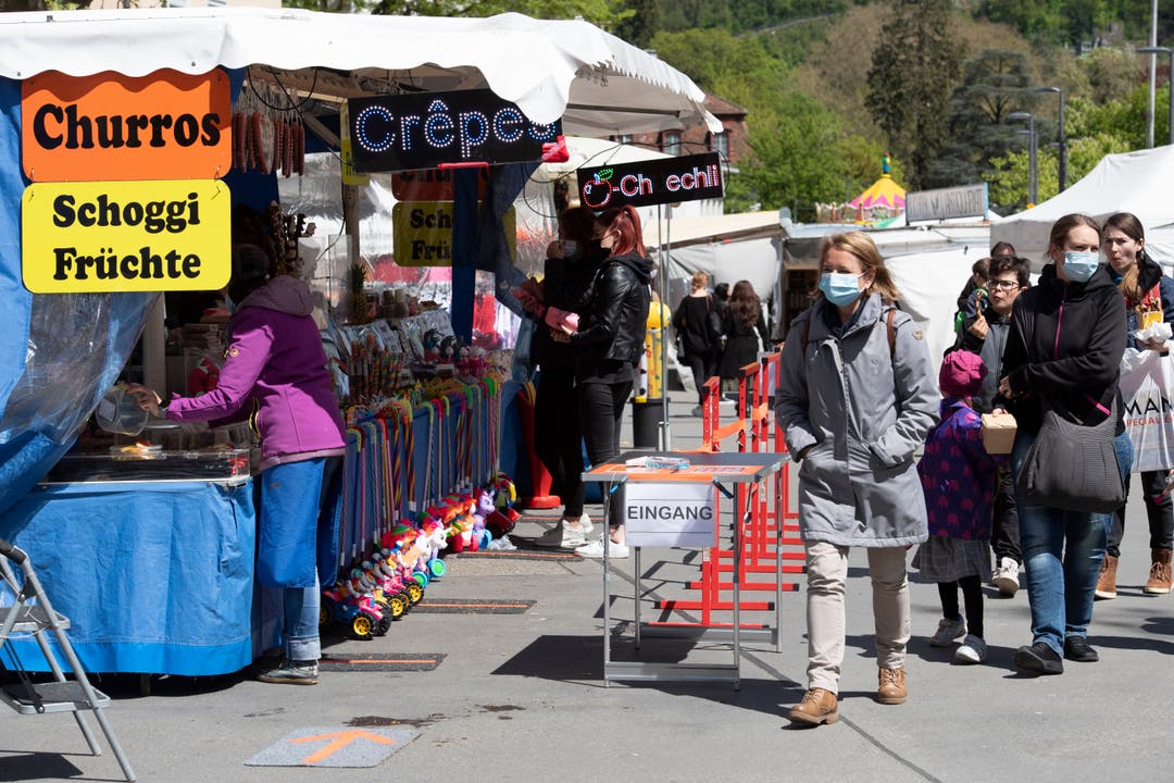 Am Jahrmarkt gelten strenge Schutzkonzepte: Ein Crêpestand markiert die «Einbahnstrasse» für Besucher mit einer Barriere.