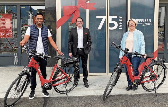Im Jubiläumsjahr hat die Raiffeisenbank Diepoldsau-Schmitter bisher schon zwei E-Bikes verlost. Auf dem Bild Gewinner Niranjan Sriragavan, Andreas Schmid (Vorsitzender der Bankleitung) und Margot Walt-Böni (Gewinnerin).