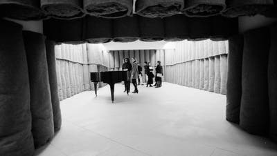 26. November 1993: Die ersten Besucherinnen in der Installation «Plight» aus 284 Filzrollen von Joseph Beuys im Kunsthaus Zürich. Beuys würde am 12. Mai 100 Jahre alt. (Str / KEYSTONE)