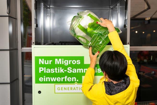 In neun Filialen im Kanton Zug lassen sich neuerdings gemischte Plastikabfälle entsorgen.
