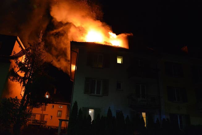 Das Dachgeschoss des Mehrfamilienhauses stand komplett in Flammen.