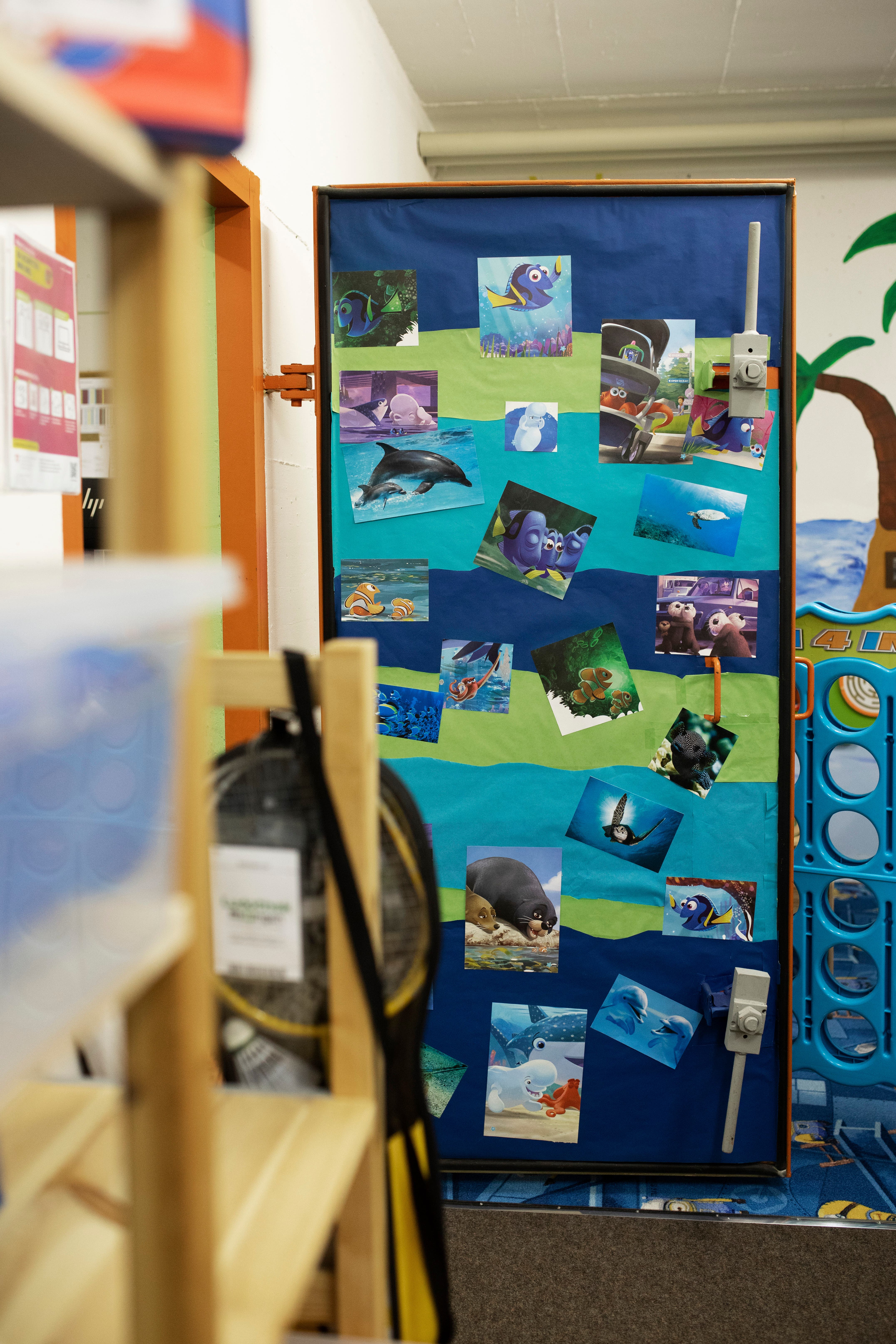 Eine Wandcollage bringt Farbe in den Kellerraum. Wer findet Nemo?