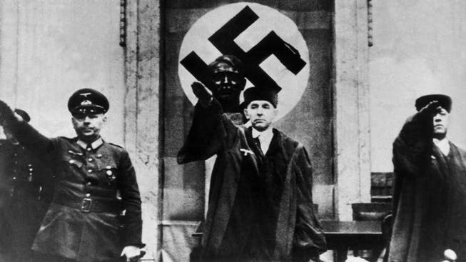 Roland Freisler (Mitte), der Präsident des Volksgerichtshofs, anlässlich des Prozesses gegen die Verschwörer des 20. Juli 1944. Links ist Beisitzer General Reinecke, rechts Justizrat Lemmle.