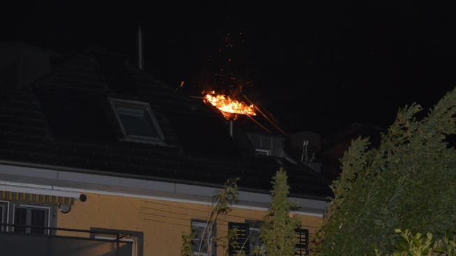 Nach dem Brand vom Donnerstag in einem Mehrfamilienhaus, fing nun die Nachbarliegenschaft erneut Feuer.