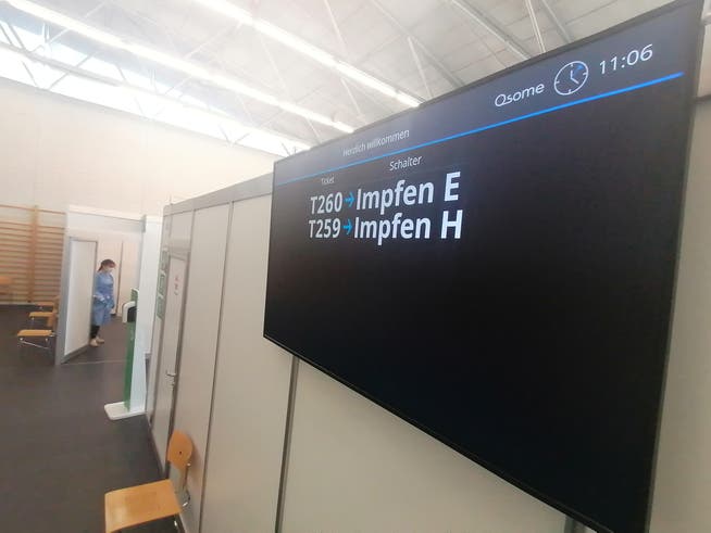 Im Impfzentrum Bern geht es wie bei der Post zu und her: Wer an der Reihe ist, wird per Nummer aufgerufen.