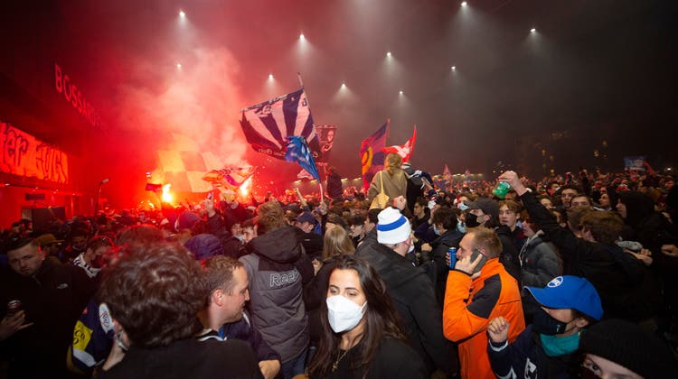EVZ-Fans auf dem Arenaplatz feiern den Schweizer-Meister-Titel. (Bild: Jan Pegoraro)