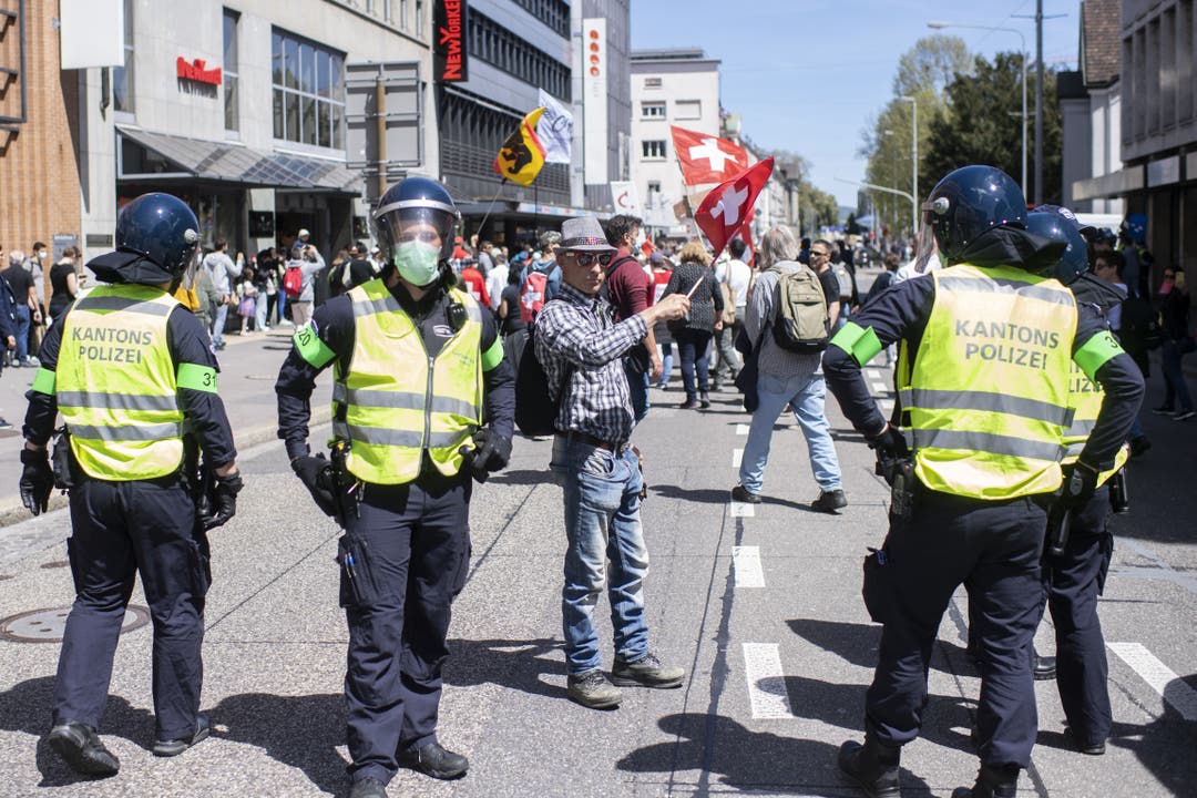 Corona-Skeptiker bewegen sich bei einem nicht bewilligten Demonstrationsumzug gegen die Corona-Massnahmen und Maskenpflicht durch Aarau.