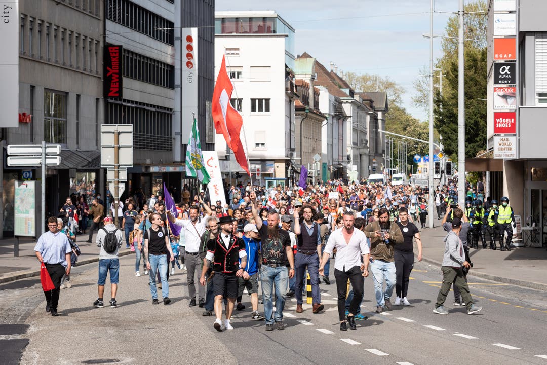 Trotz fehlender Bewilligung strömten Hunderte nach Aarau, um gegen die Massnahmen zu protestieren.
