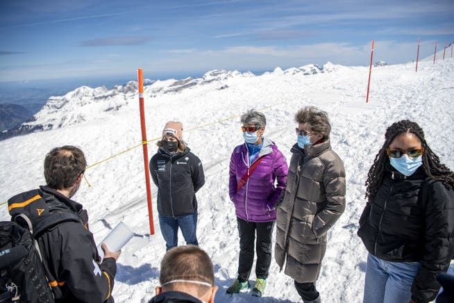 Bundesrätin Simonetta Sommaruga (r.), Skifahrerin Michelle Gisin (l.) und SAC-Präsidentin Françoise Jaquet (M) am Samstag auf dem Titlis.