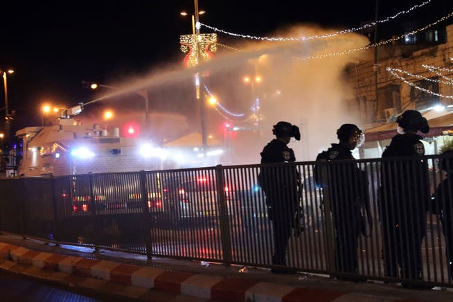 Die Polizei setzte Wasserwerfer ein, um die Proteste aufzulösen.