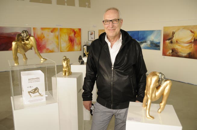 Der Badener Bildhauer Thomas Welti, hier mit Skulpturen aus seiner «Golden Series» an der Kunstausstellung in Stein am Rhein im April 2021.