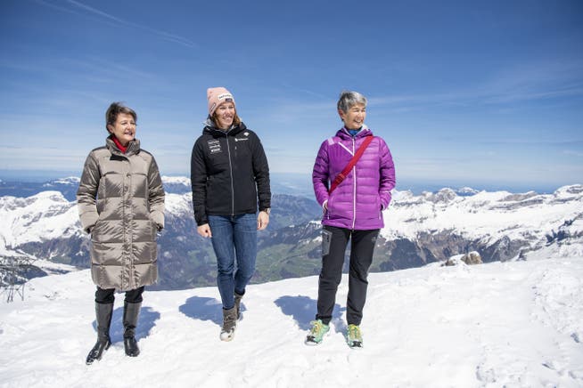 Bundesrätin Simonetta Sommaruga (links) mit Skifahrerin Michelle Gisin und der SAC-Präsidentin Françoise Jaquet.