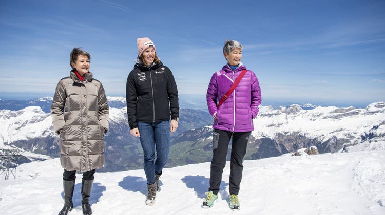 Bundesrätin Simonetta Sommaruga (links) mit Skifahrerin Michelle Gisin und der SAC-Präsidentin Françoise Jaquet. (Bild: Urs Flueeler / Keystone (Titlis, 8. Mai 2021))