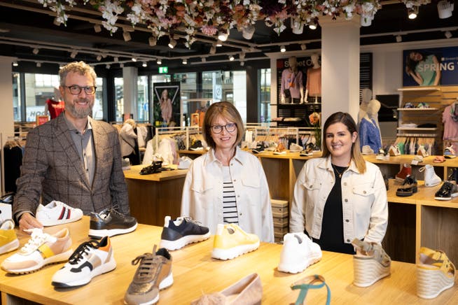 Die Schuhe haben jetzt einen grösseren Stellenwert: Alain Bernheim (Besitzer), Brigitte Bolliger (Co-Geschäftsführerin) und Tania Duarte (Filialleiterin Aarau, v.l.).