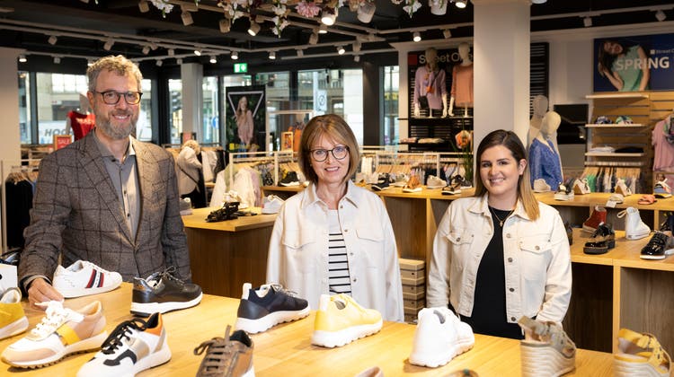 Die Schuhe haben jetzt einen grösseren Stellenwert: Alain Bernheim (Besitzer), Brigitte Bolliger (Co-Geschäftsführerin) und Tania Duarte (Filialleiterin Aarau, v.l.). (Alex Spichale)