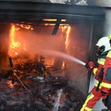 Die Feuerwehr Werdenberg Süd brachte den Mofa-Brand in der Garage rasch unter Kontrolle. (Bild: Kapo)